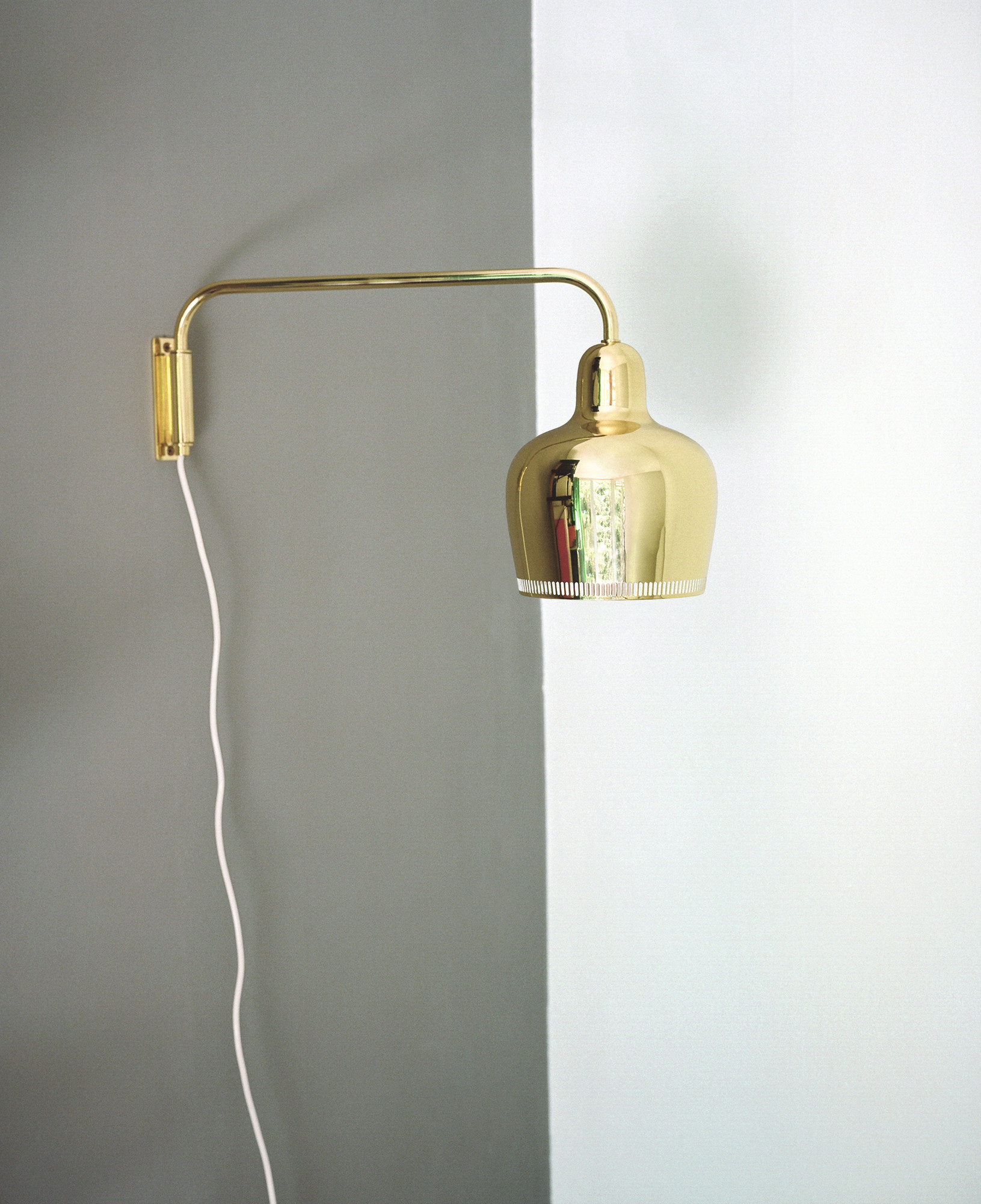 Artek A330S Golden Bell Wandleuchte aus Messing, modernes Design für stilvolle Innenräume.