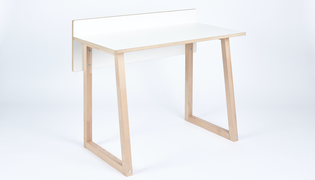 Tojo Kids Werk Schreibtisch mit weißer Tischplatte und hellem Holzgestell vor neutralem Hintergrund.