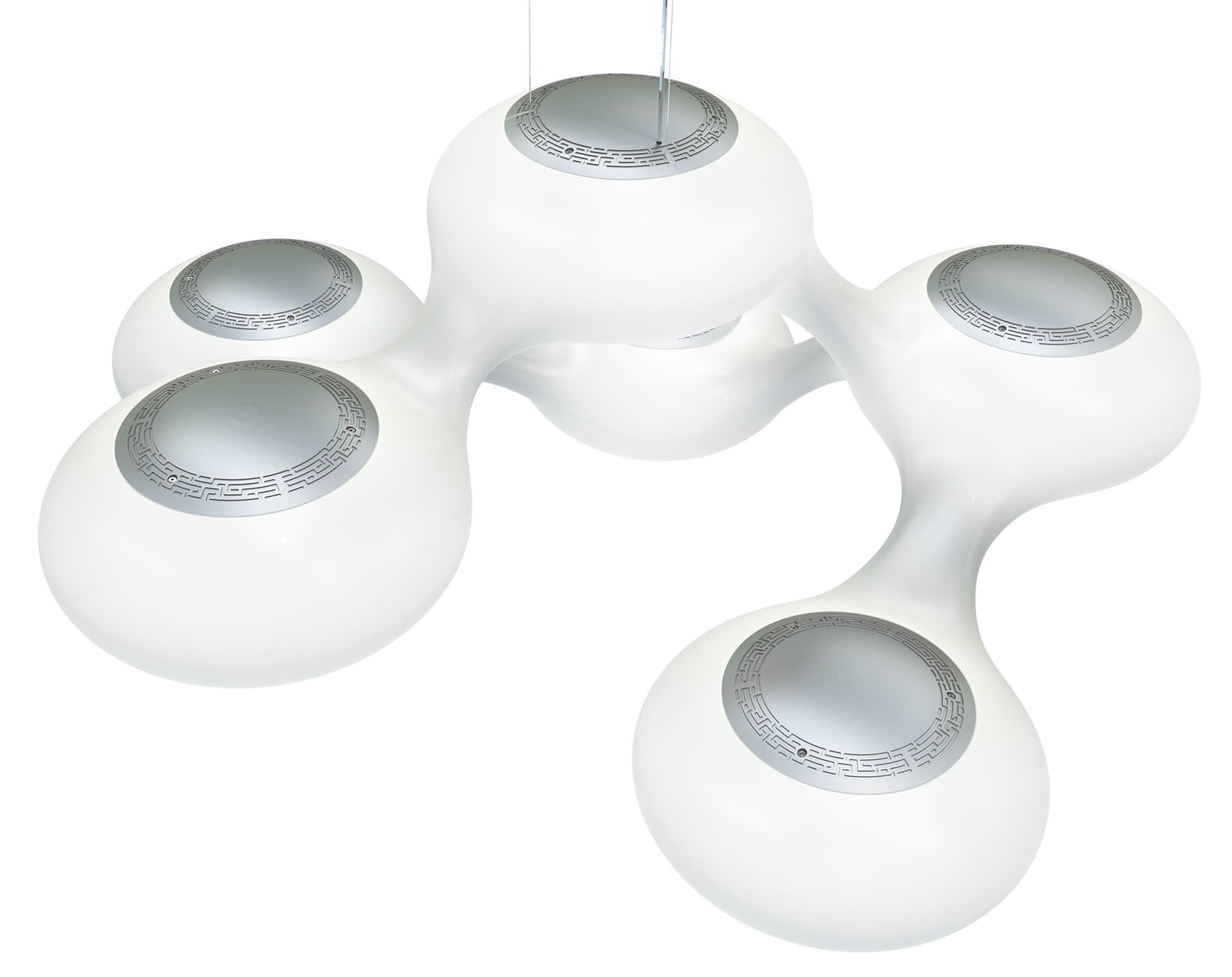 Weiße Cosmo Pendelleuchte Next mit fünf kugelförmigen Lampenschirmen und silbernen Akzenten. Moderne Hängelampe für Wohnzimmer.