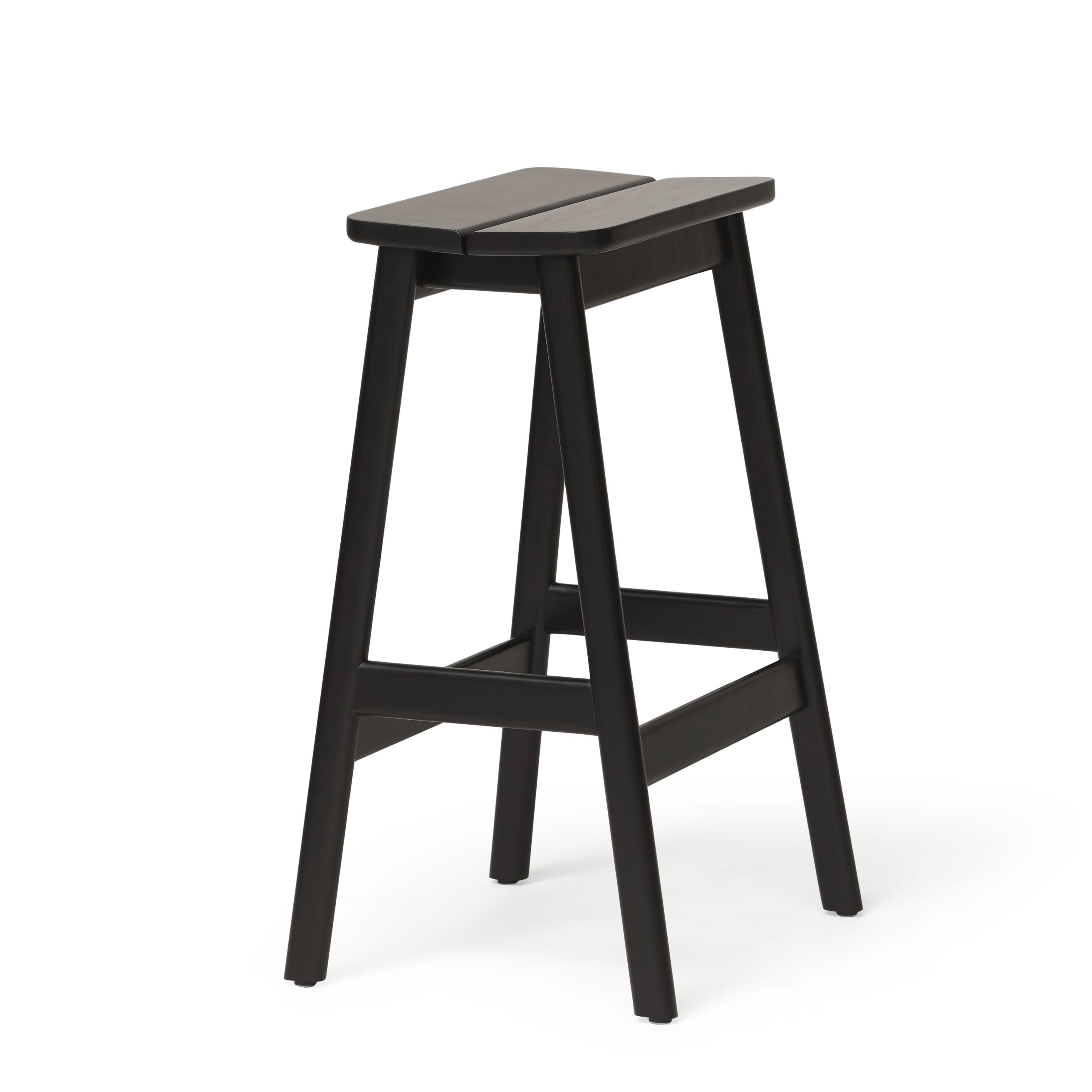 Angle Barhocker von Form & Refine, 65 cm hoch, schwarz gebeizt, aus Holz.