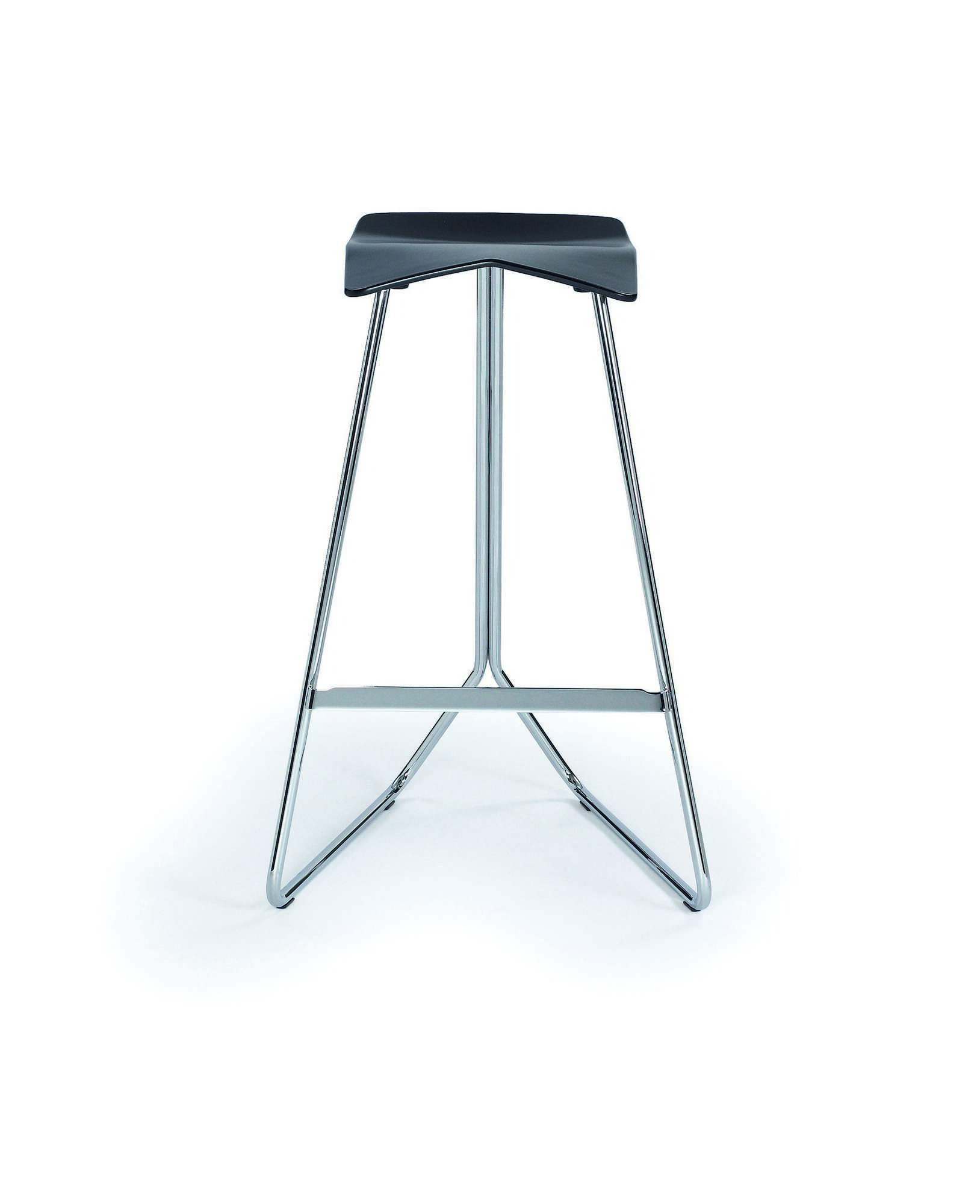 Triton Barhocker von ClassiCon mit schwarzer Sitzfläche und verchromtem Stahlgestell, modernes Design für Küche und Bar.