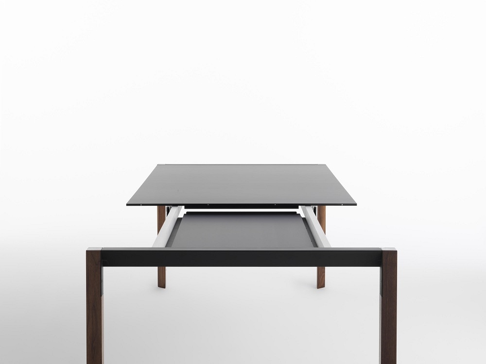 Tango Estensibile Ausziehtisch von Casamania Horm, moderner Esstisch mit Ausziehfunktion und dunkler Tischplatte.