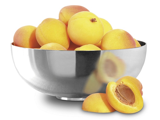 Piet Hein Bowl Schale aus Edelstahl gefüllt mit frischen, gelben Aprikosen. Dekorative Obstschale.