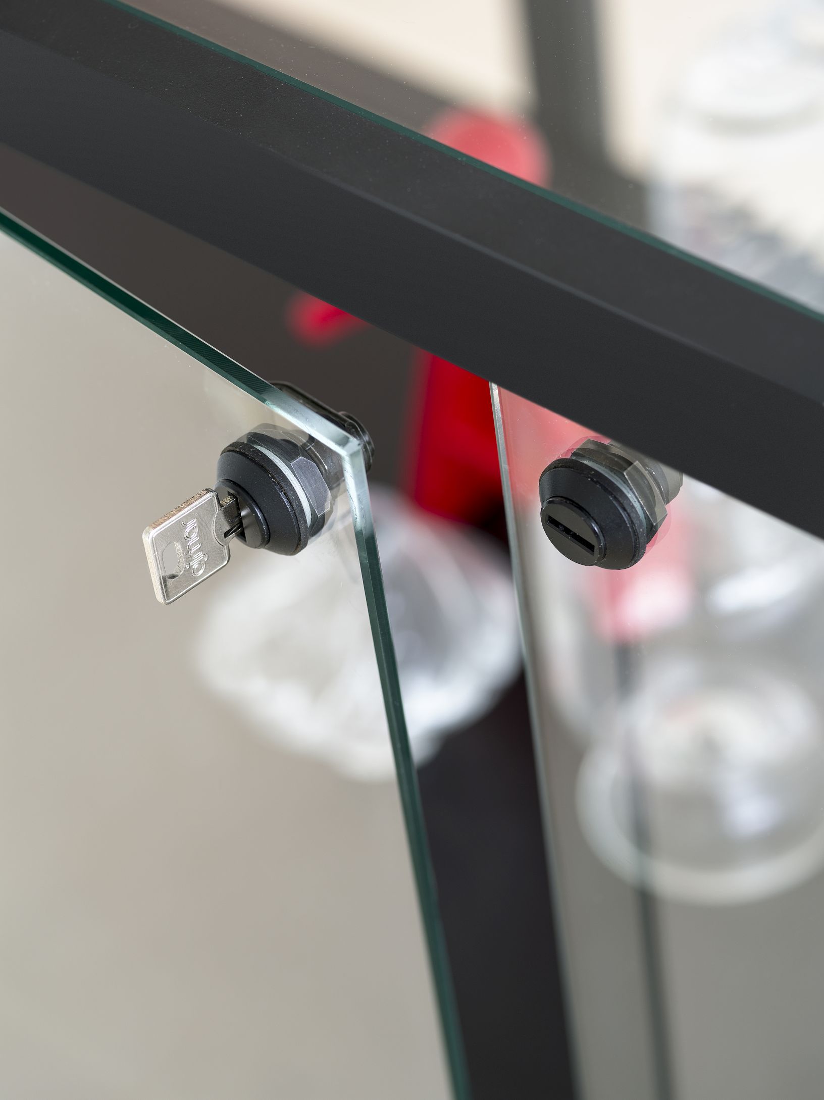 Detailaufnahme der abschließbaren Glastür einer Stolp Vitrine mit Schlüssel.