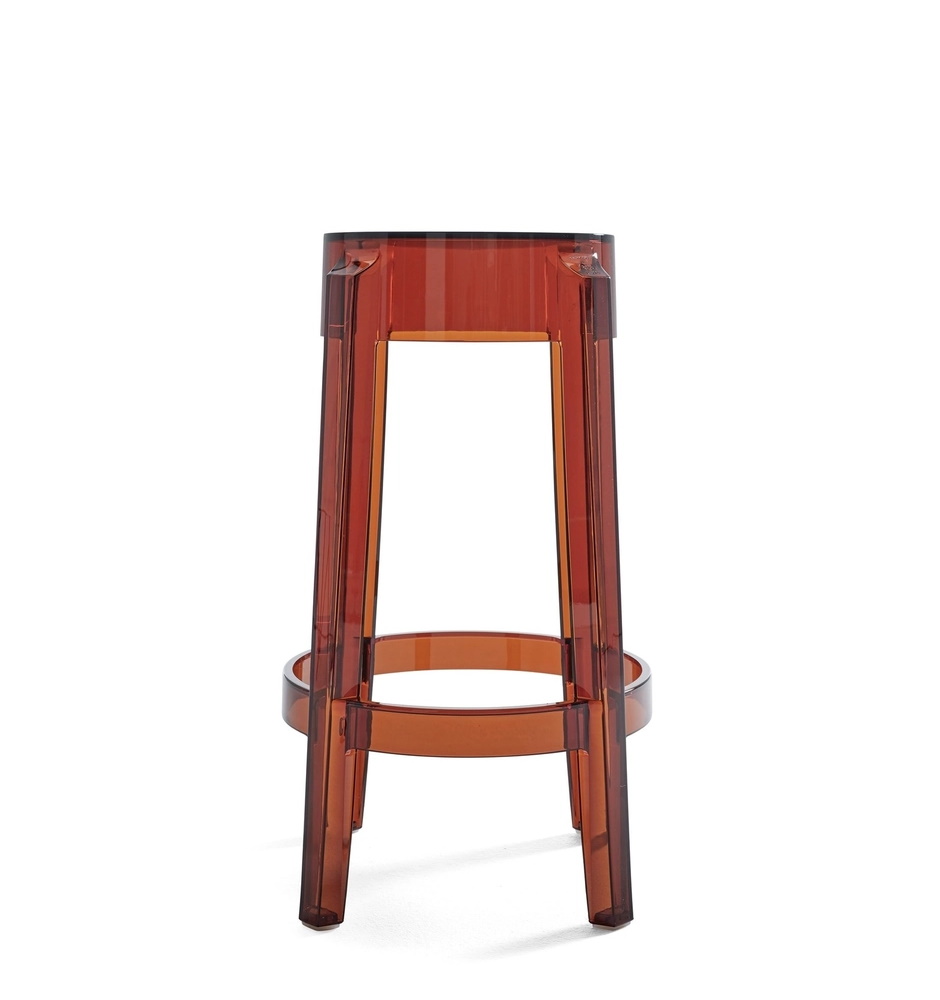 Brauner Charles Ghost Hocker von Kartell, ein moderner Barhocker aus transparentem Kunststoff.