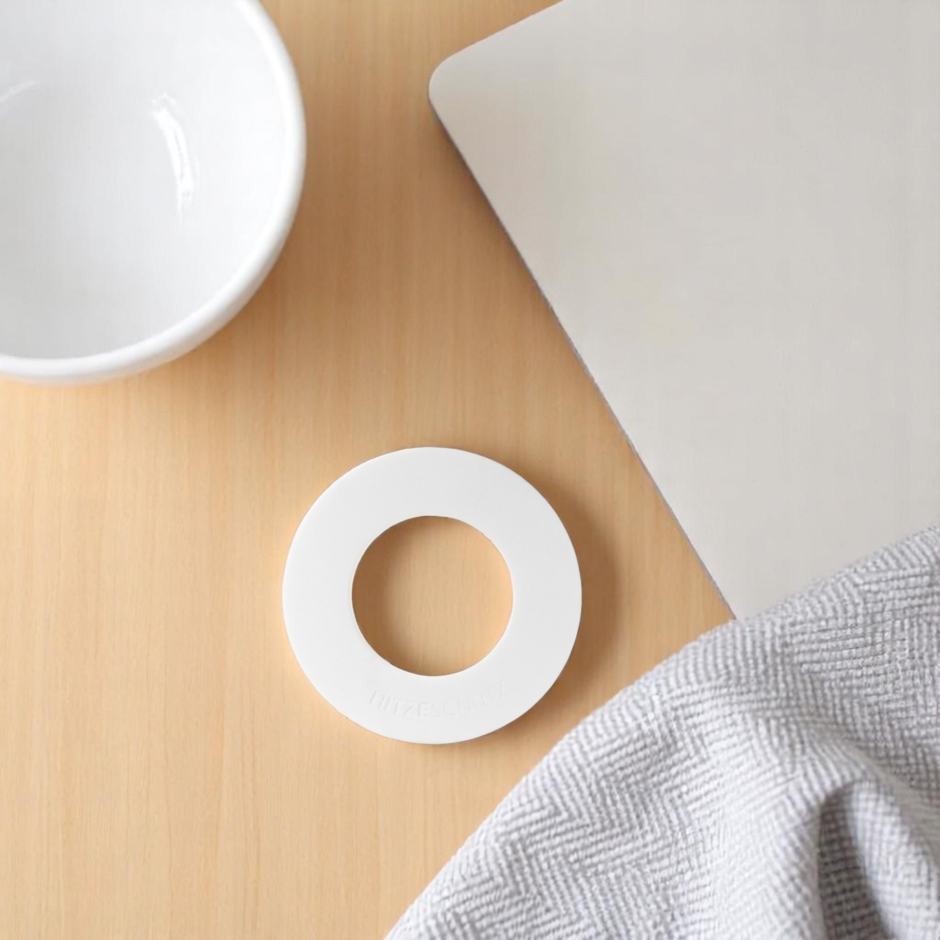 Weißer, runder Topfuntersetzer mit Loch in der Mitte, Hitzeschutz für Töpfe und Pfannen.