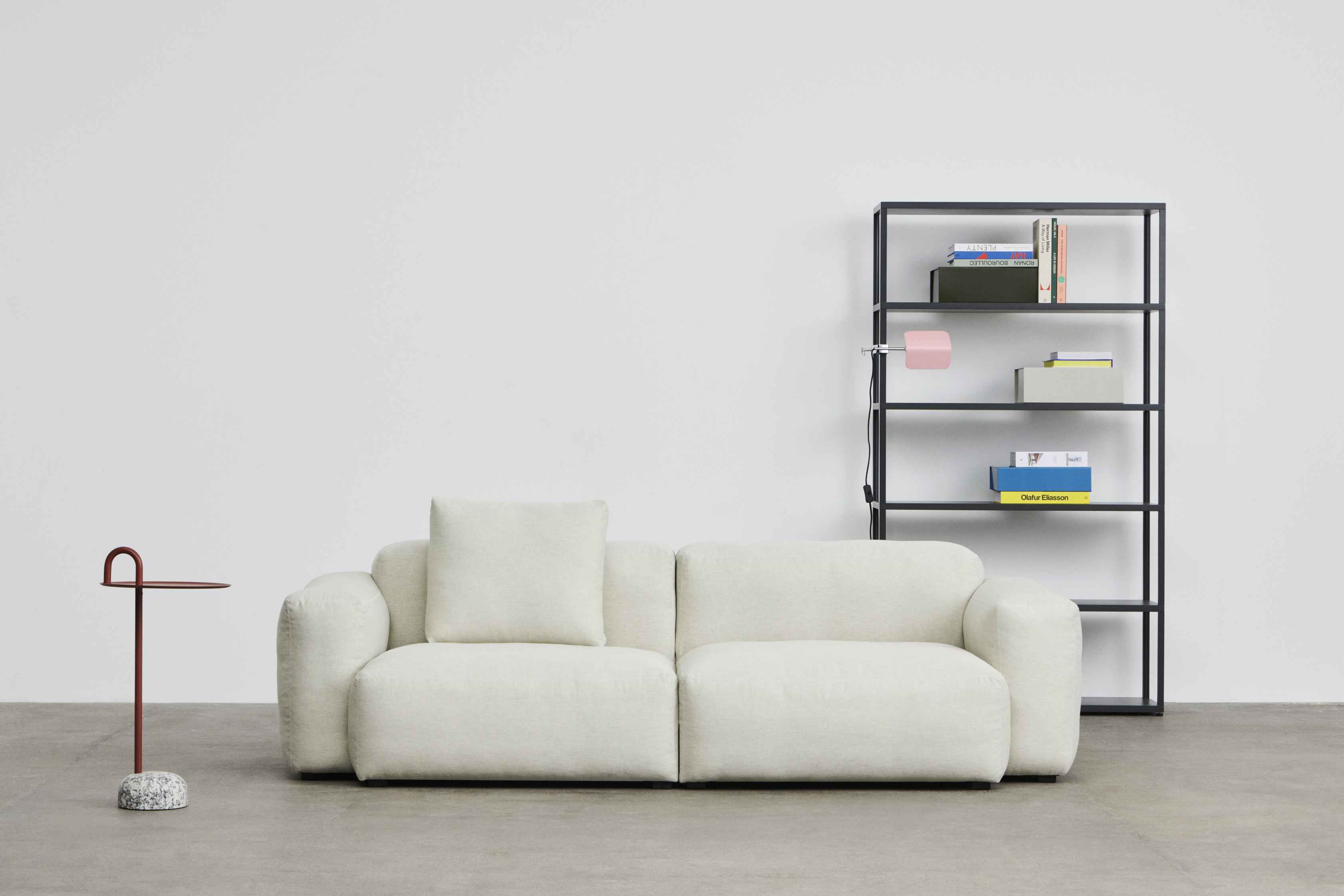 Beige Mags Soft Sofa 2,5-Sitzer mit niedrigem Arm und passendem Kissen. Modernes Wohnzimmer.