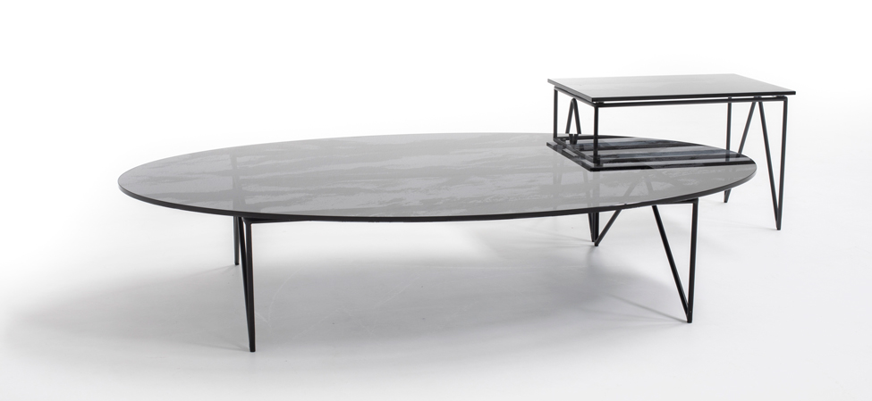 AeroZeppelin Tisch von Moroso Diesel: Ovaler Couchtisch mit schwarzem Metallgestell und kleinem Beistelltisch.