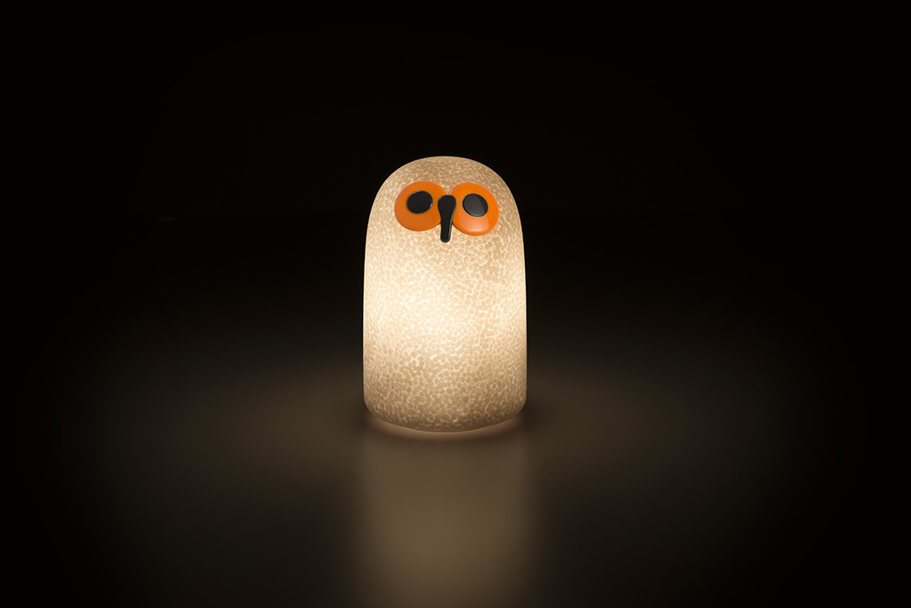 Linnut Sulo Tischleuchte von Magis in Eulenform, warmes Licht für Kinderzimmer und Wohnraum.