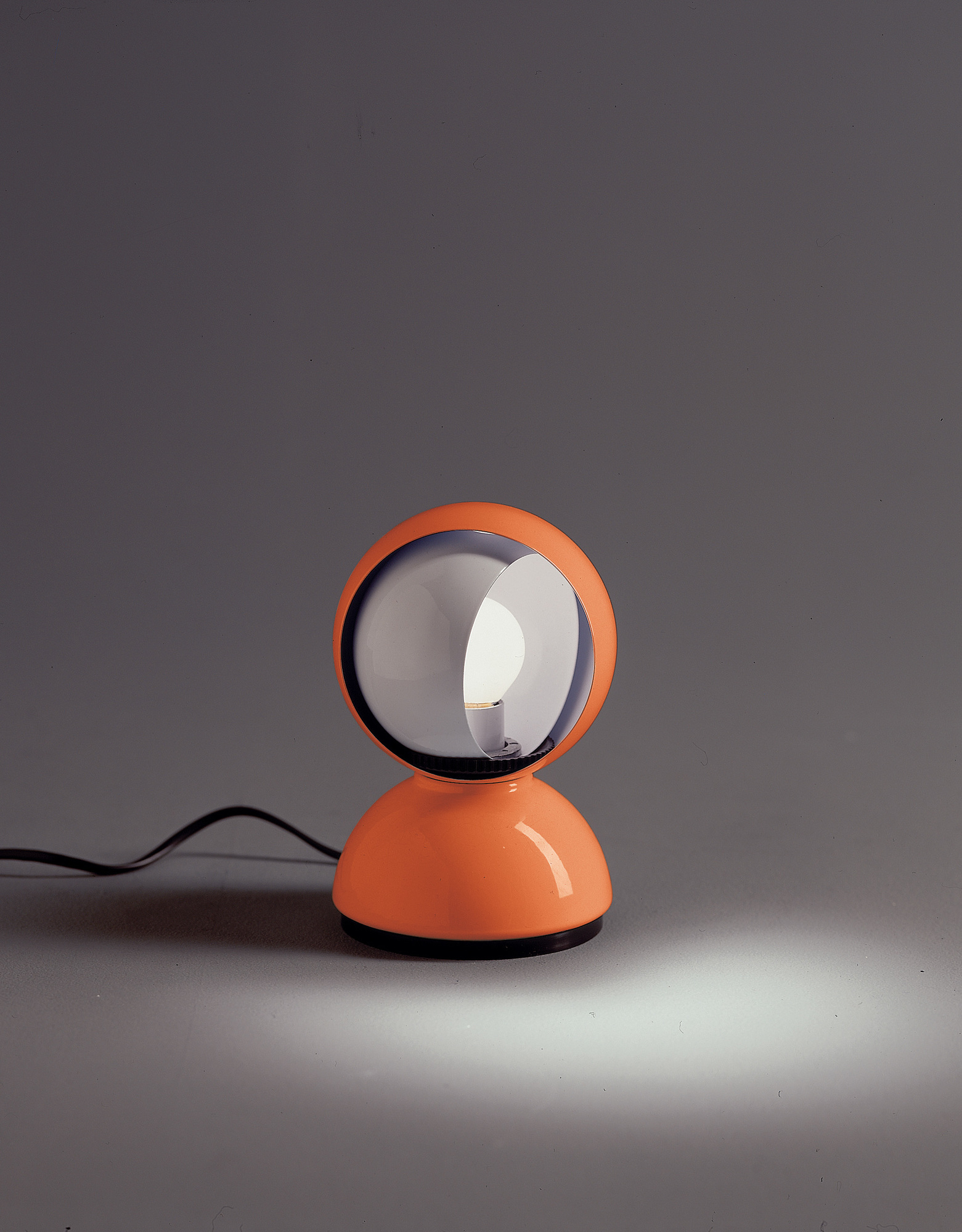 Orangefarbene Eclisse Tischleuchte von Artemide: Design Lampe mit verstellbarem Schirm für indirektes Licht.
