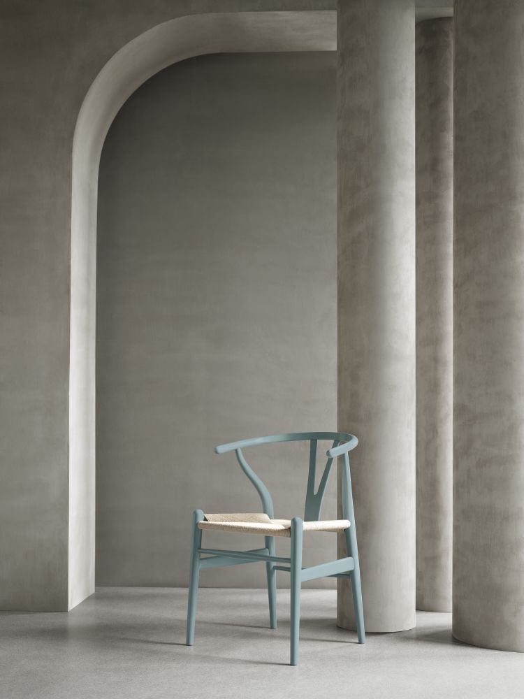 CH24 Wishbone Chair Pewter von Carl Hansen & Søn: Blauer Holzstuhl mit geflochtener Sitzfläche.