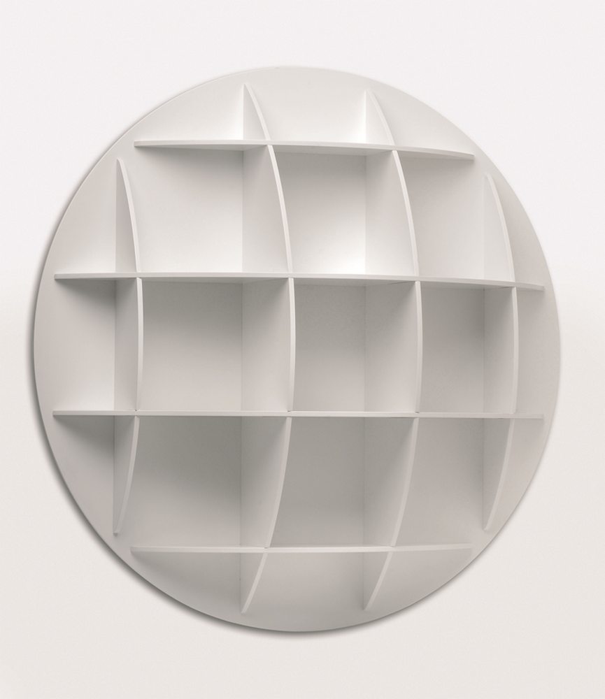 Weißes, sphärisches Bücherregal von Carnovali Industrie. Modernes Wandregal in runder Form.