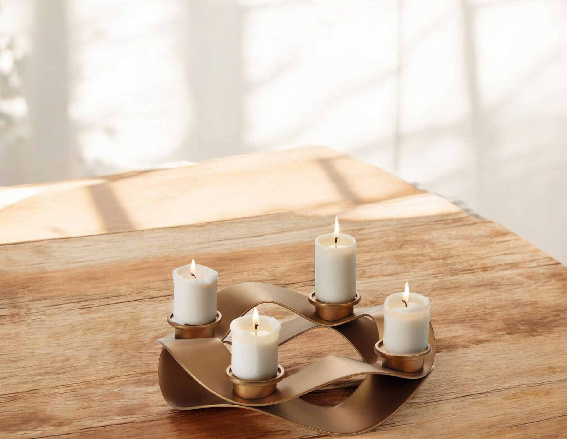 Girlanda Adventskranz von Philippi mit vier brennenden Kerzen auf einem goldenen, modernen Kerzenhalter.