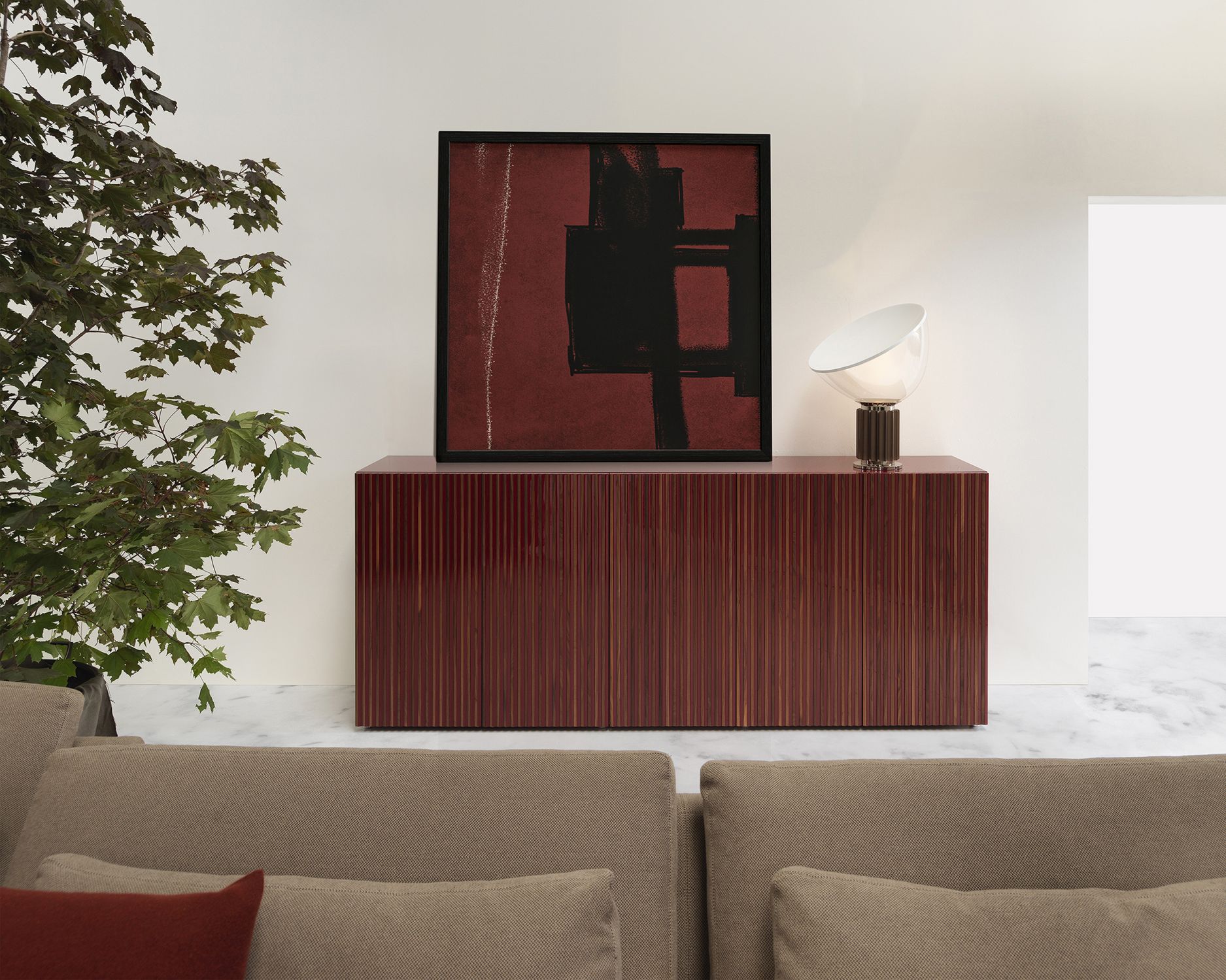 Leon Decor Anrichte in Weinrot: Moderne Kommode mit vier Türen für stilvolles Wohnen.