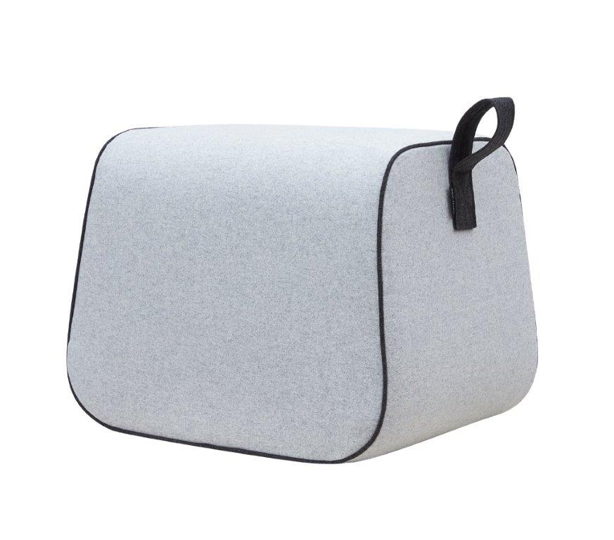 Grauer Nector Hocker mit Tragegriff, ideal als Sitzhocker oder Fußhocker für Wohnzimmer und Büro.
