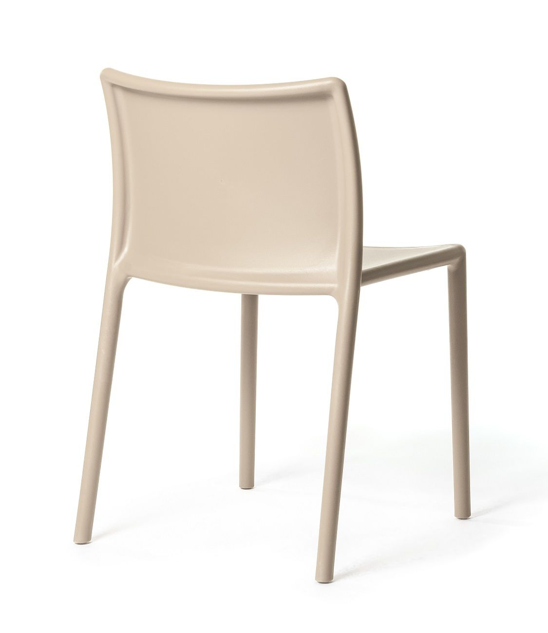 Beiger Air Chair Stuhl von Magis, geeignet für drinnen und draußen, Rückenansicht. Moderner Designstuhl.