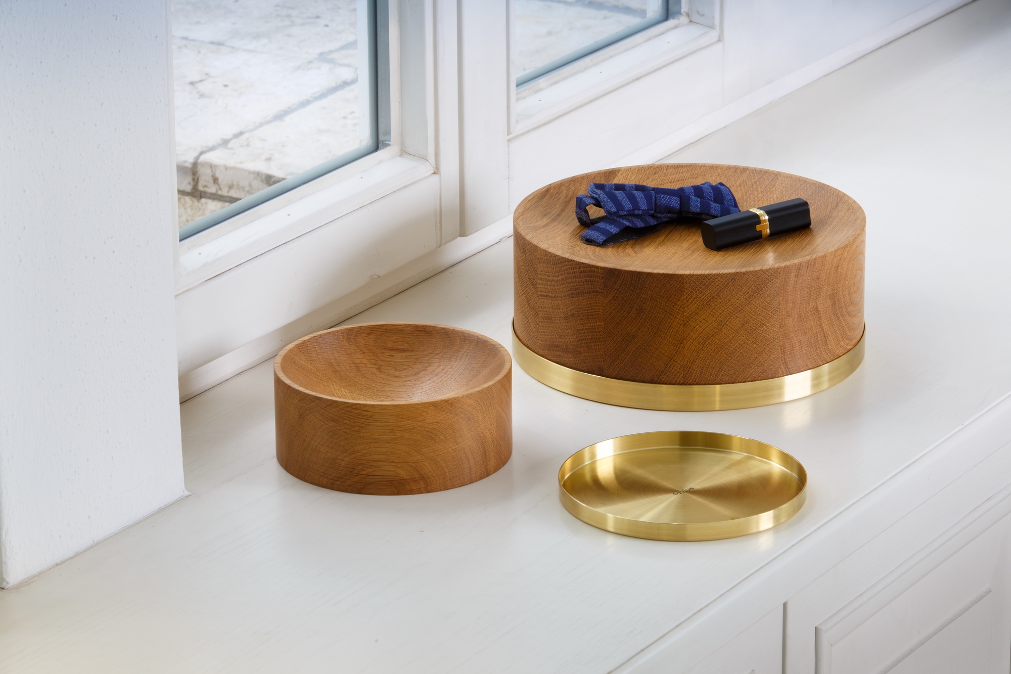 Den Schale Favius 2er Set aus Holz mit Messingdetails, dekorative Schalen für stilvolle Aufbewahrung.