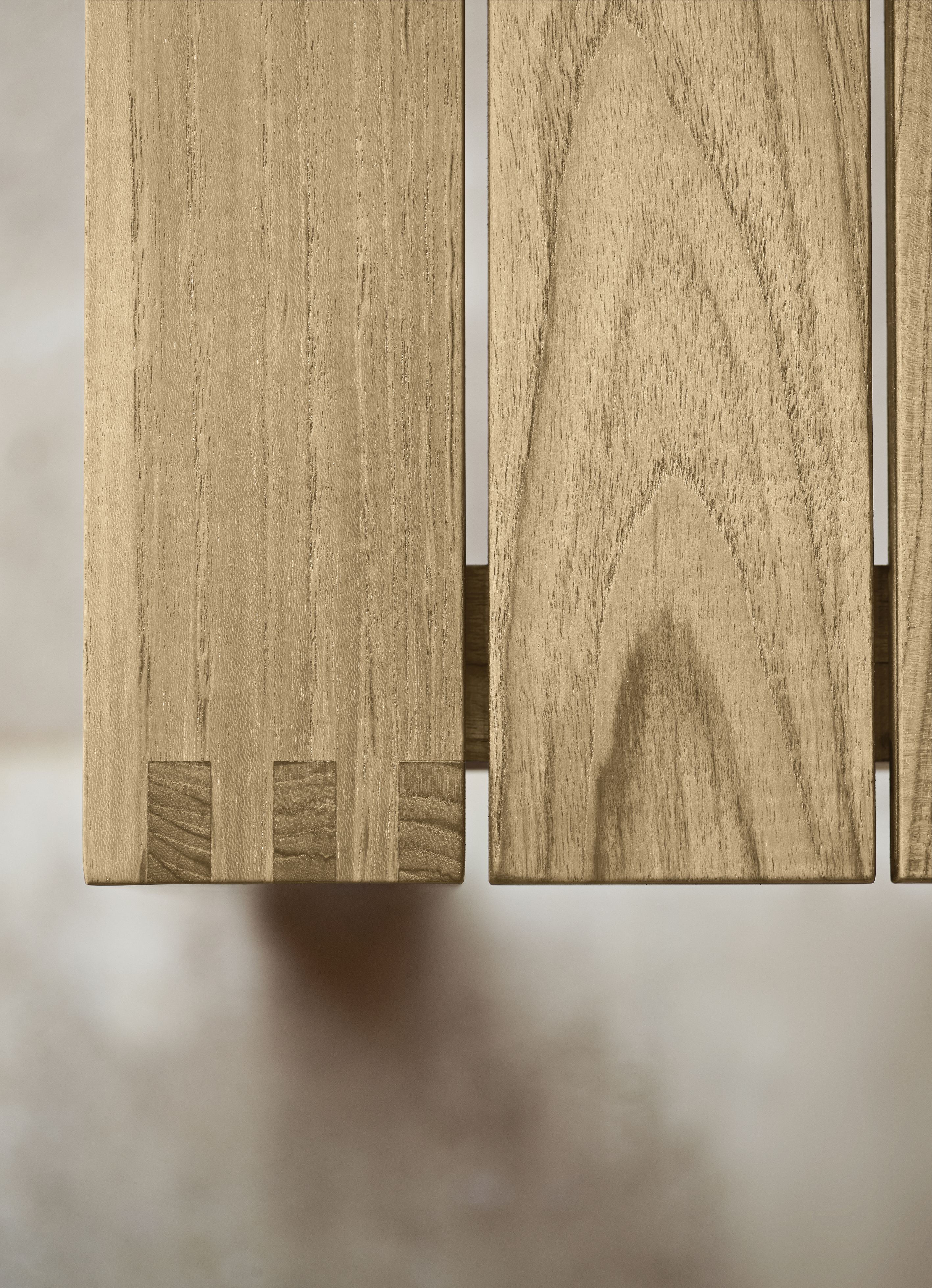 Detailaufnahme des Bodil Kjaer Outdoor Esstischs von Carl Hansen & Søn, Holzstruktur und Tischlerdetails.