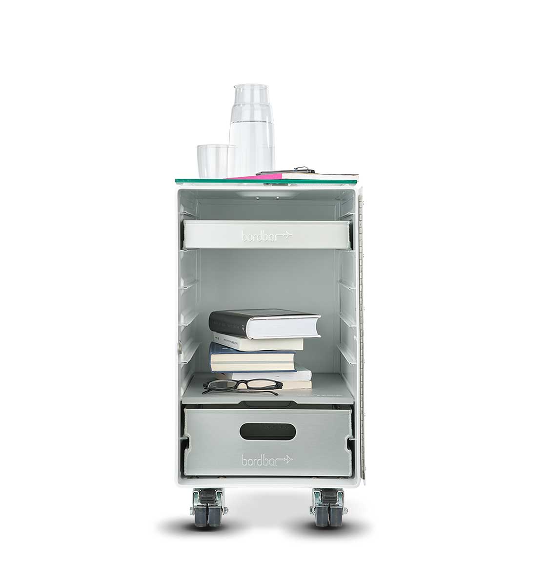 Nachttisch Bordbar mit Zubehör: Wasserkanne, Bücher und Brille auf Rollen. Mobiler Nachttisch.