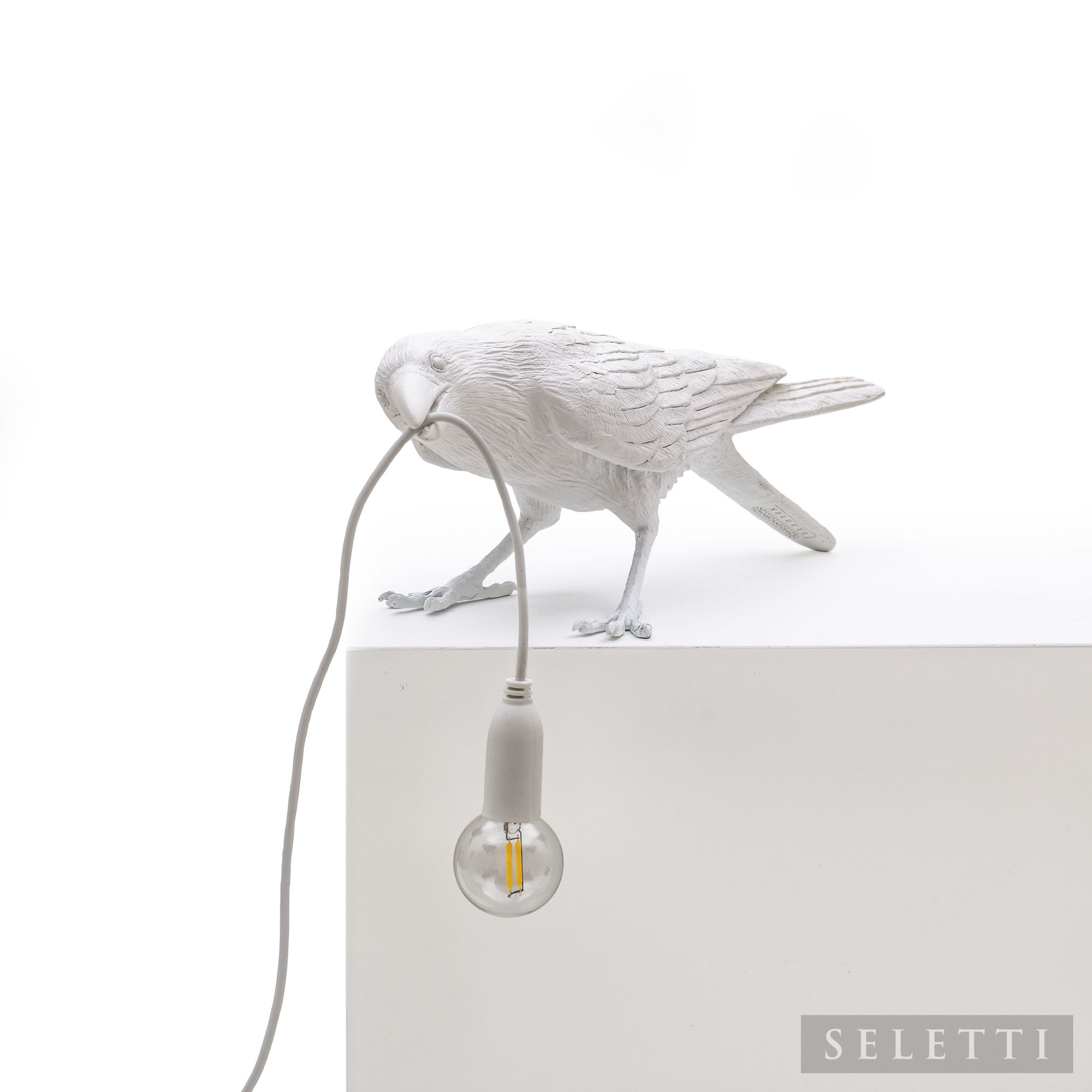Weiße Bird Lamp Leuchte von Seletti: Dekorative Vogellampe mit Glühbirne im Schnabel.