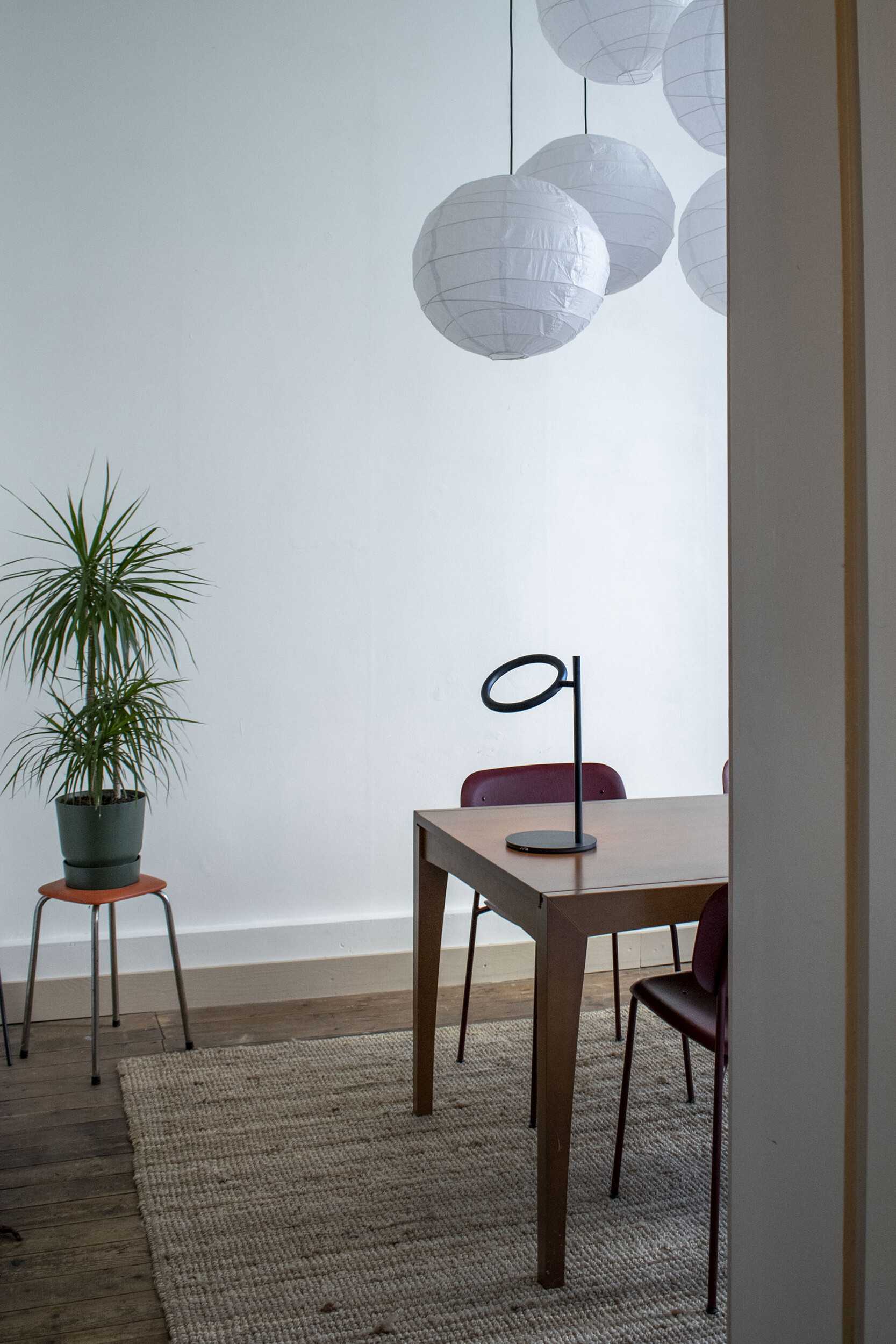 Echo Small Table Tischleuchte Japth auf Esstisch im minimalistischen Interieur. Moderne Tischlampe für Wohnraum.