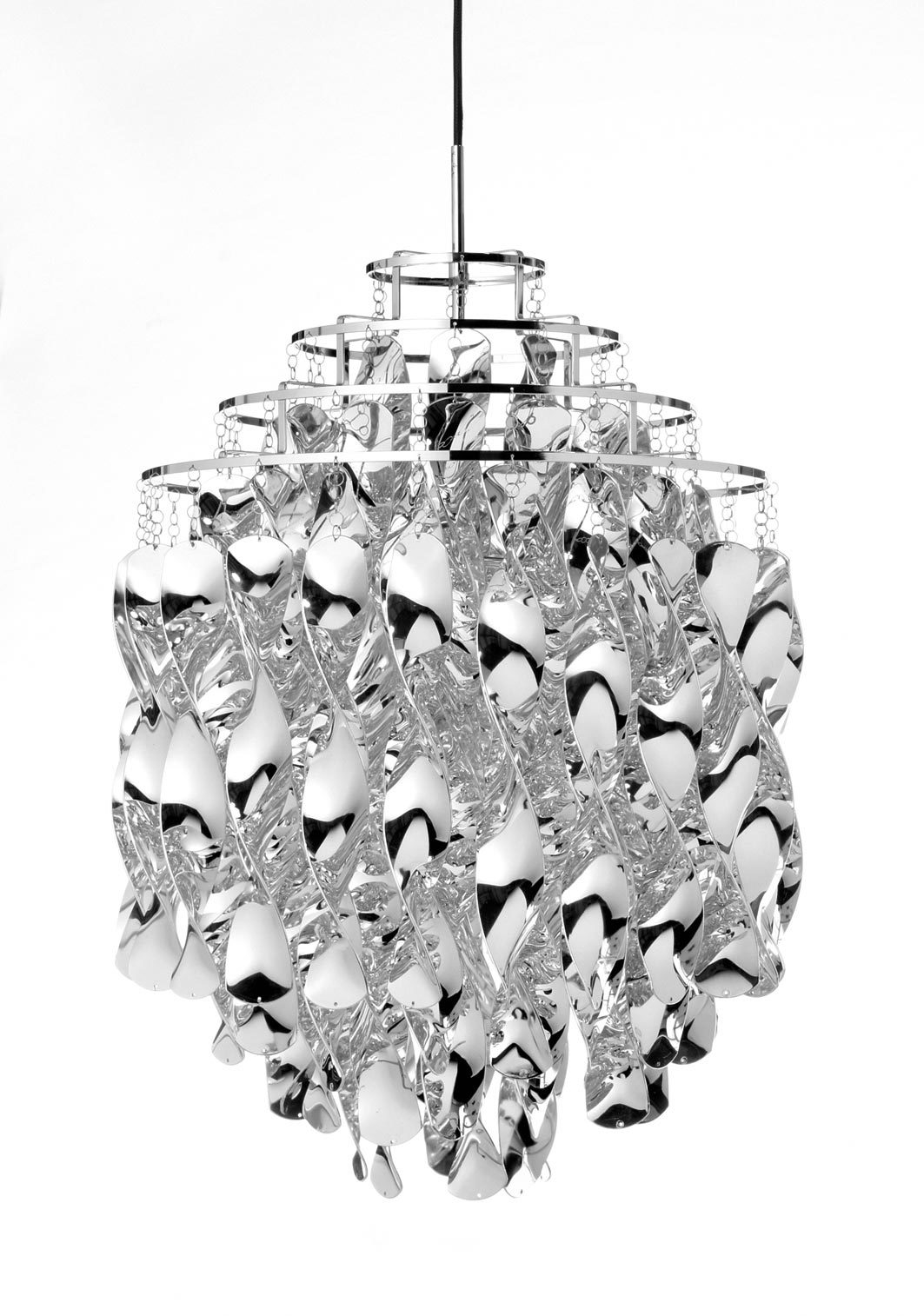 Nahaufnahme der Spiral SP01 Pendelleuchte von Verpan mit glänzenden, spiralförmigen Elementen.