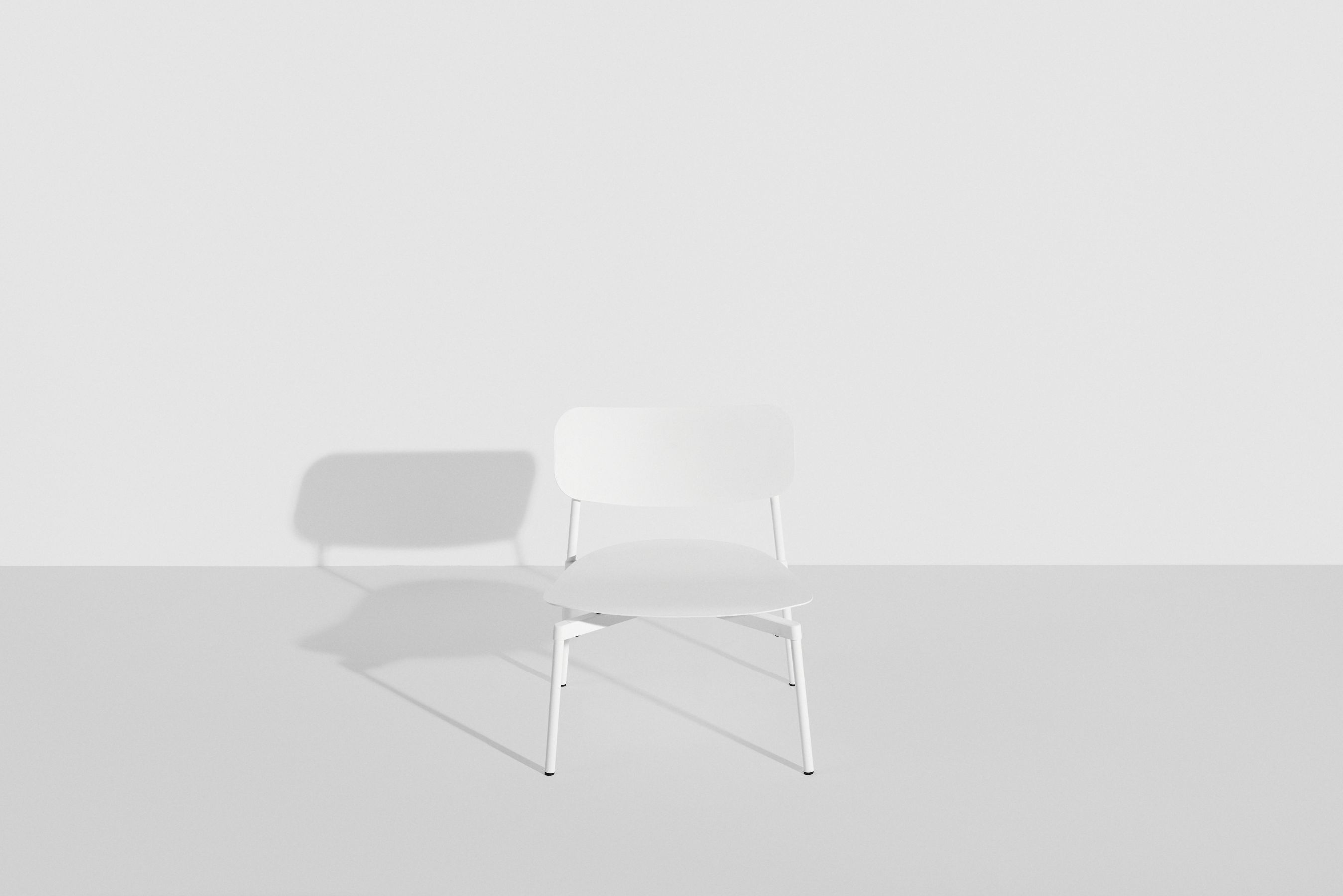 Weißer Fromme Lounge Chair Sessel von Petite Friture, minimalistisches Design für Wohnzimmer und Esszimmer.