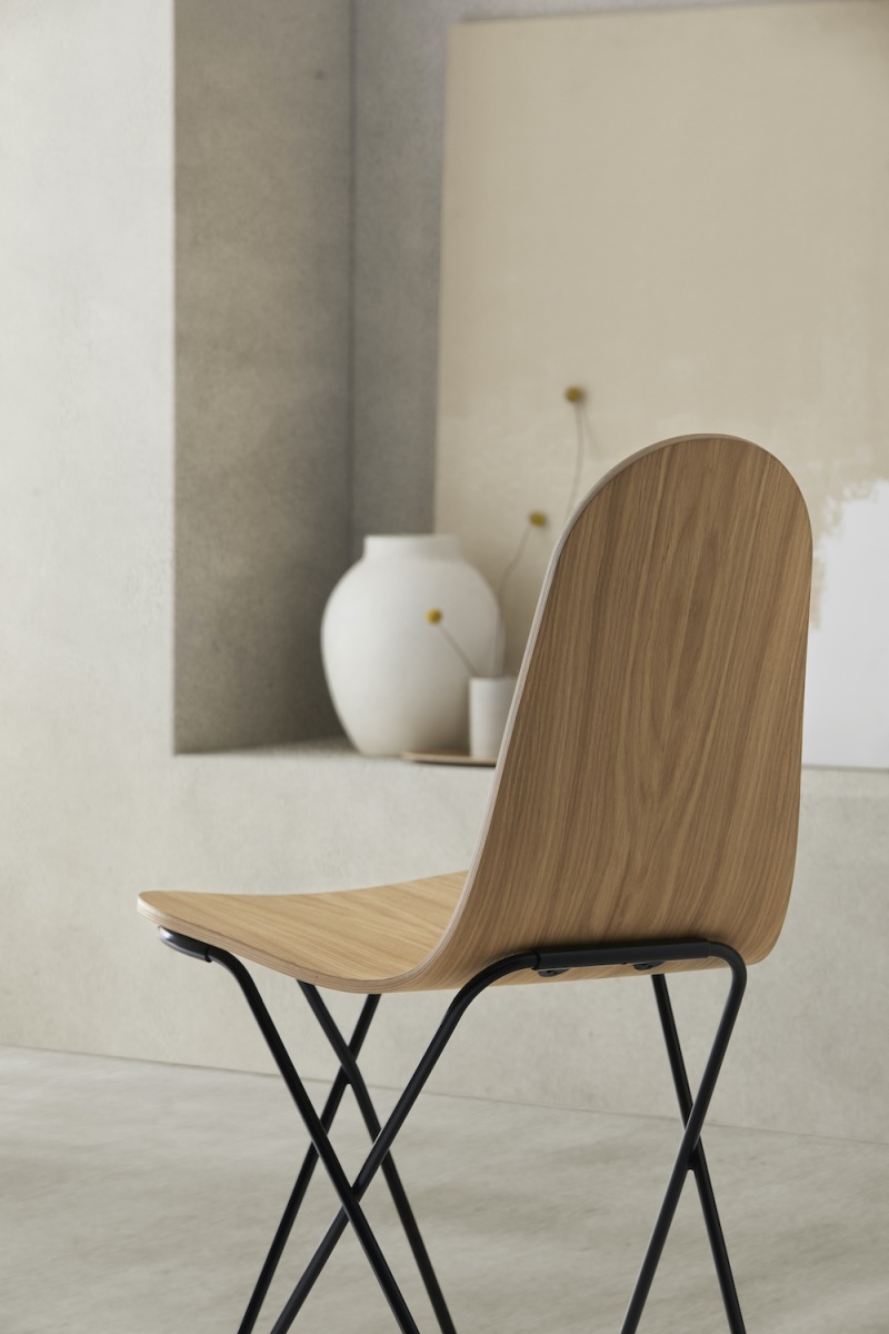 Cactus Stuhl mit Holzschale und schwarzem Metallgestell, moderner Design Stuhl für Esszimmer.