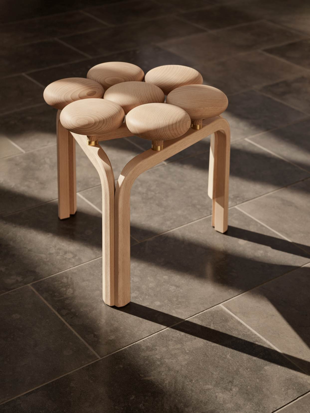 Utzon Stool Hocker von Fritz Hansen aus hellem Holz mit sieben runden Sitzflächen.