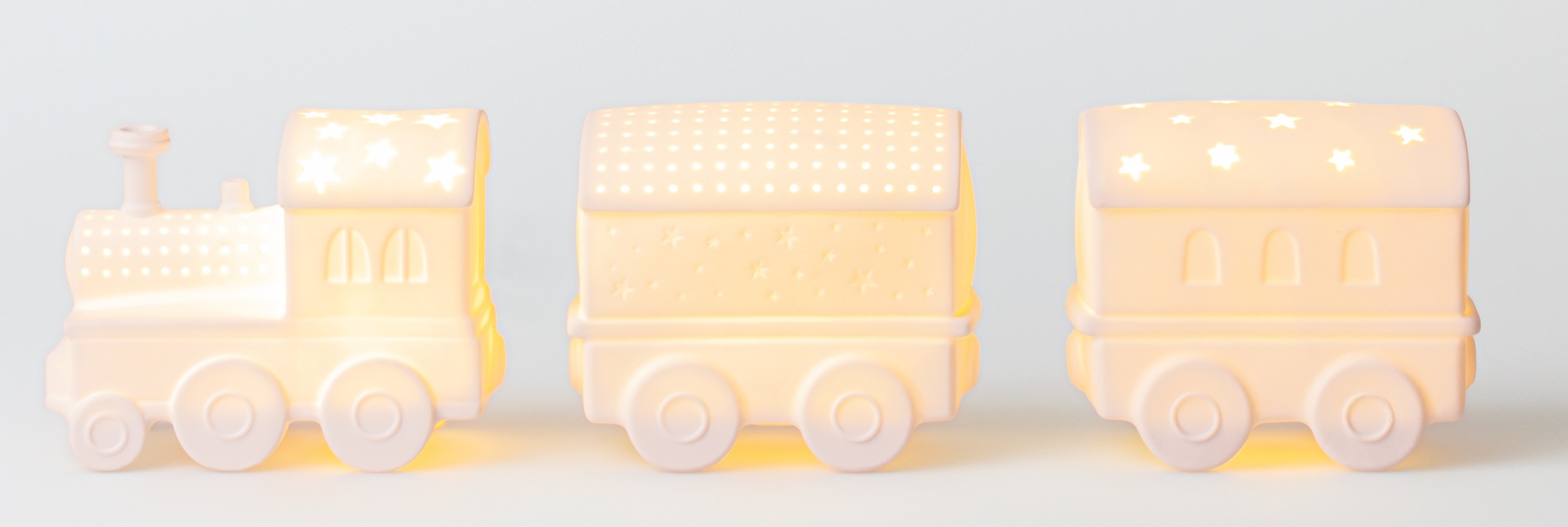 LED Lichtzug Set Räder: Niedlicher, beleuchteter Spielzeugzug mit Sternenmuster für Kinderzimmer, Nachtlicht.