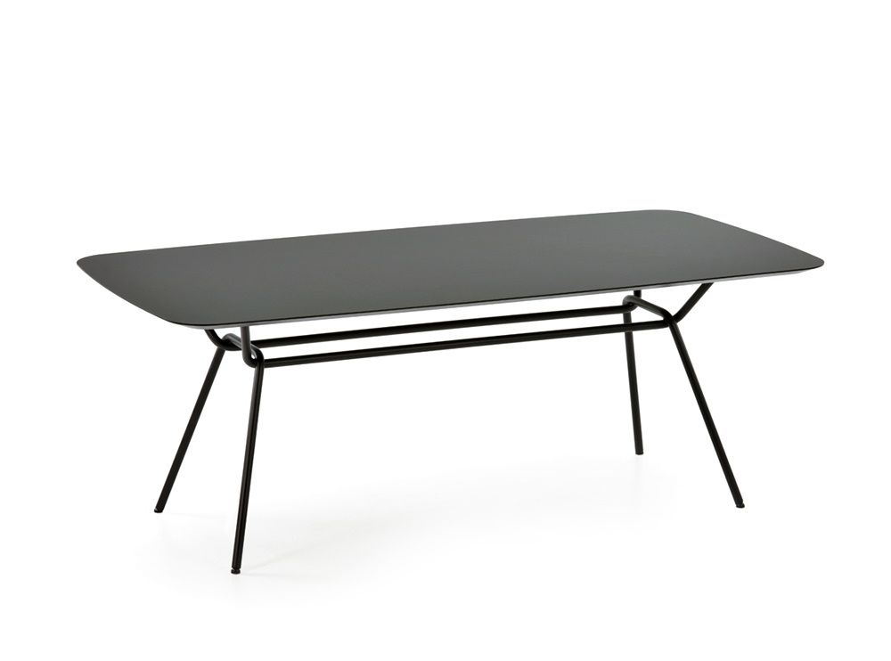 Schwarzer Strain Tisch von Prostoria für Indoor und Outdoor, modernes Design mit Metallgestell.