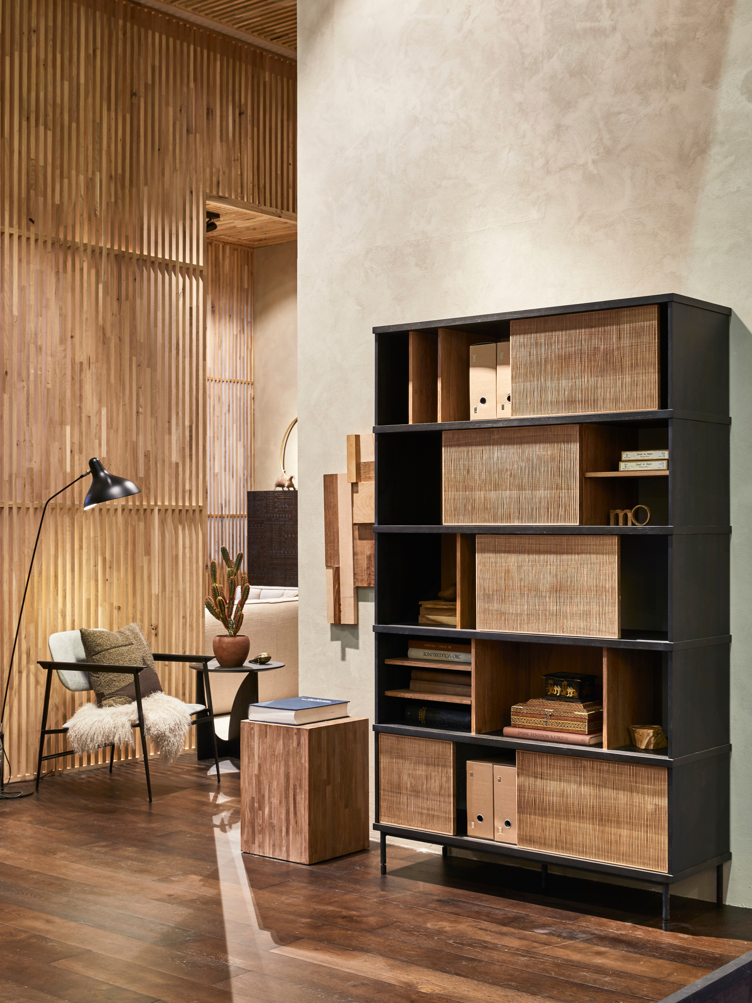 Oscar Regal von Ethnicraft mit fünf Schiebetüren aus Rattan, modernes Wohnzimmer Design.