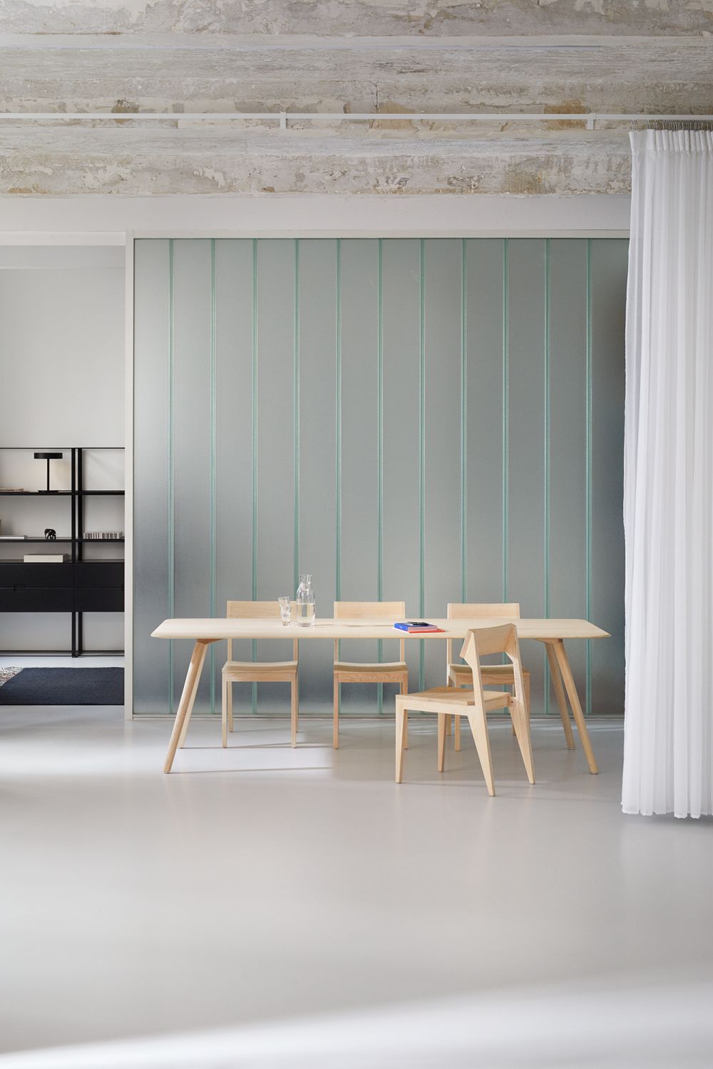 MEYER Tisch Large OUT: Heller Esstisch aus Holz mit Stühlen in modernem Interieur.