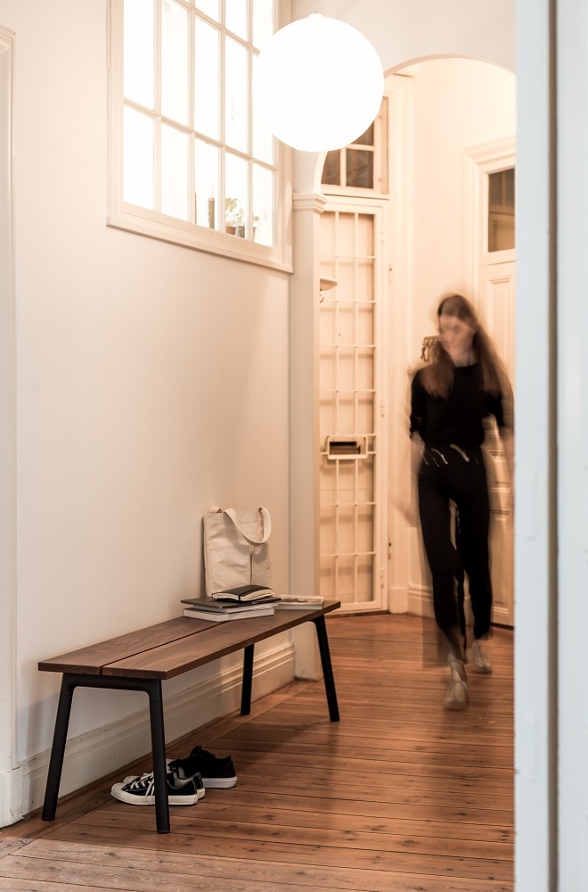 Emeco Run Bench 3-Sitzer Bank in Schwarz und Walnuss im Flur. Moderne Holzbank.