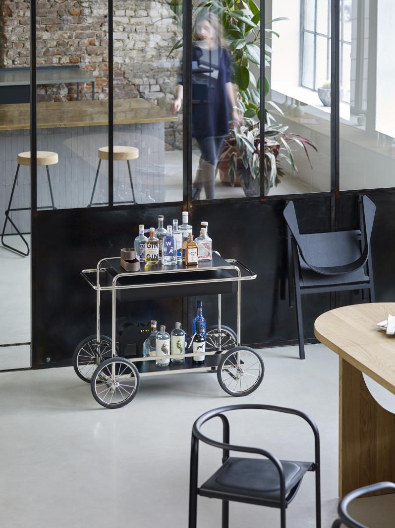 M4RS Konsolenwagen/Barwagen von Tecta in Nussbaum und Silbergrau, gefüllt mit Getränken in modernem Ambiente.