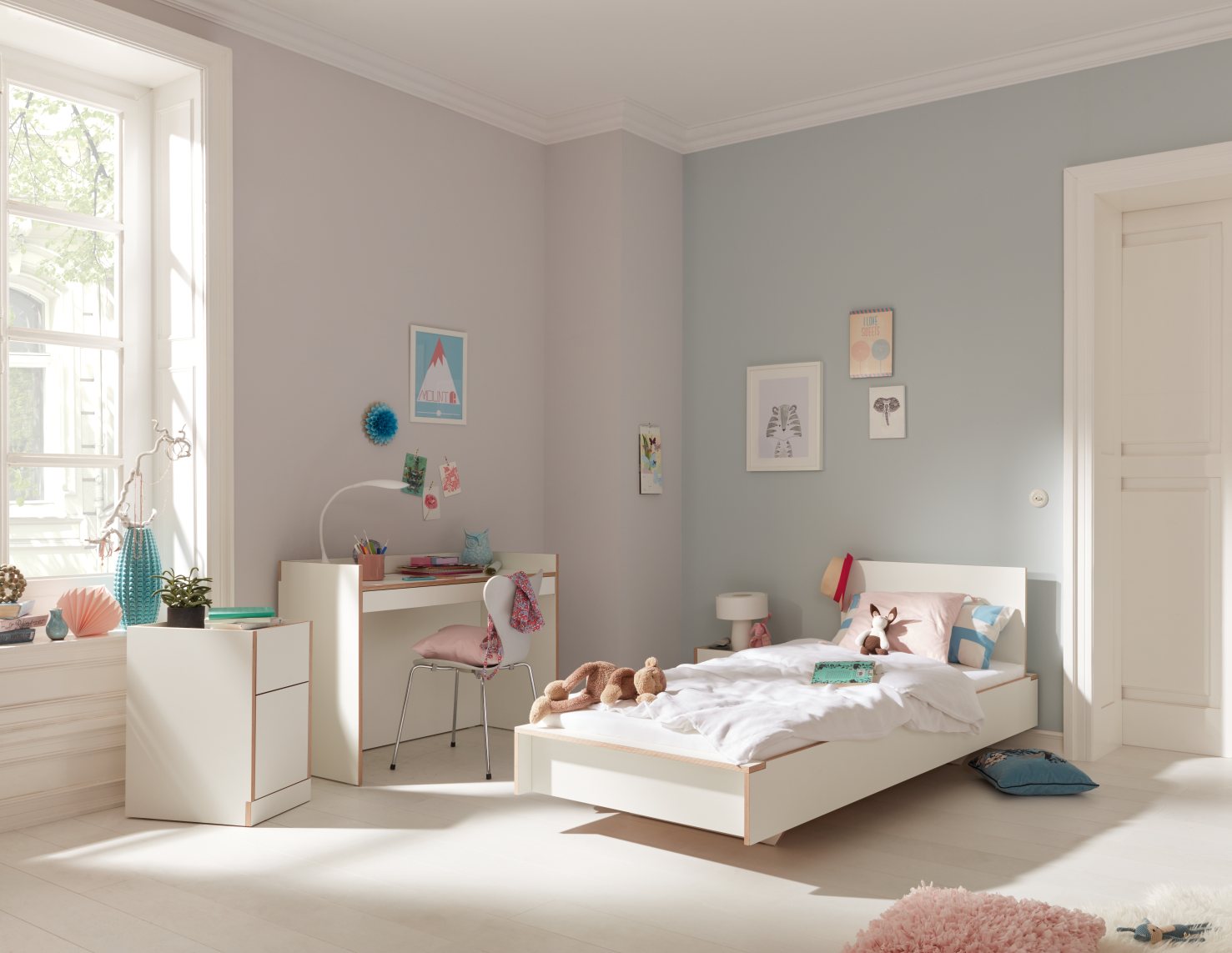 Helles Kinderzimmer mit weißem Flai Bett von Müller Möbelwerkstätten, Breite 140 cm.