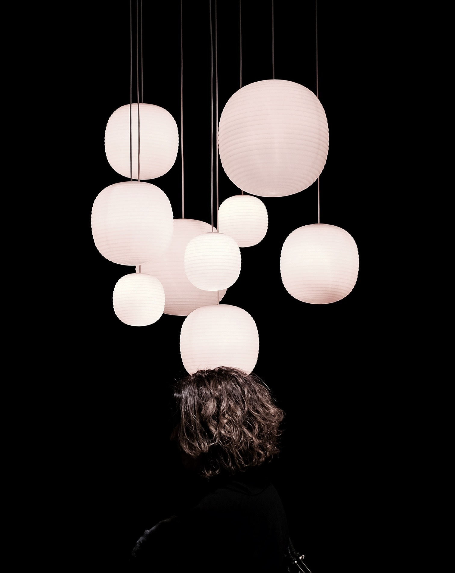 Nahaufnahme der New Works Lantern Pendelleuchte Ø 40 cm, weiße Hängelampe im modernen Design.