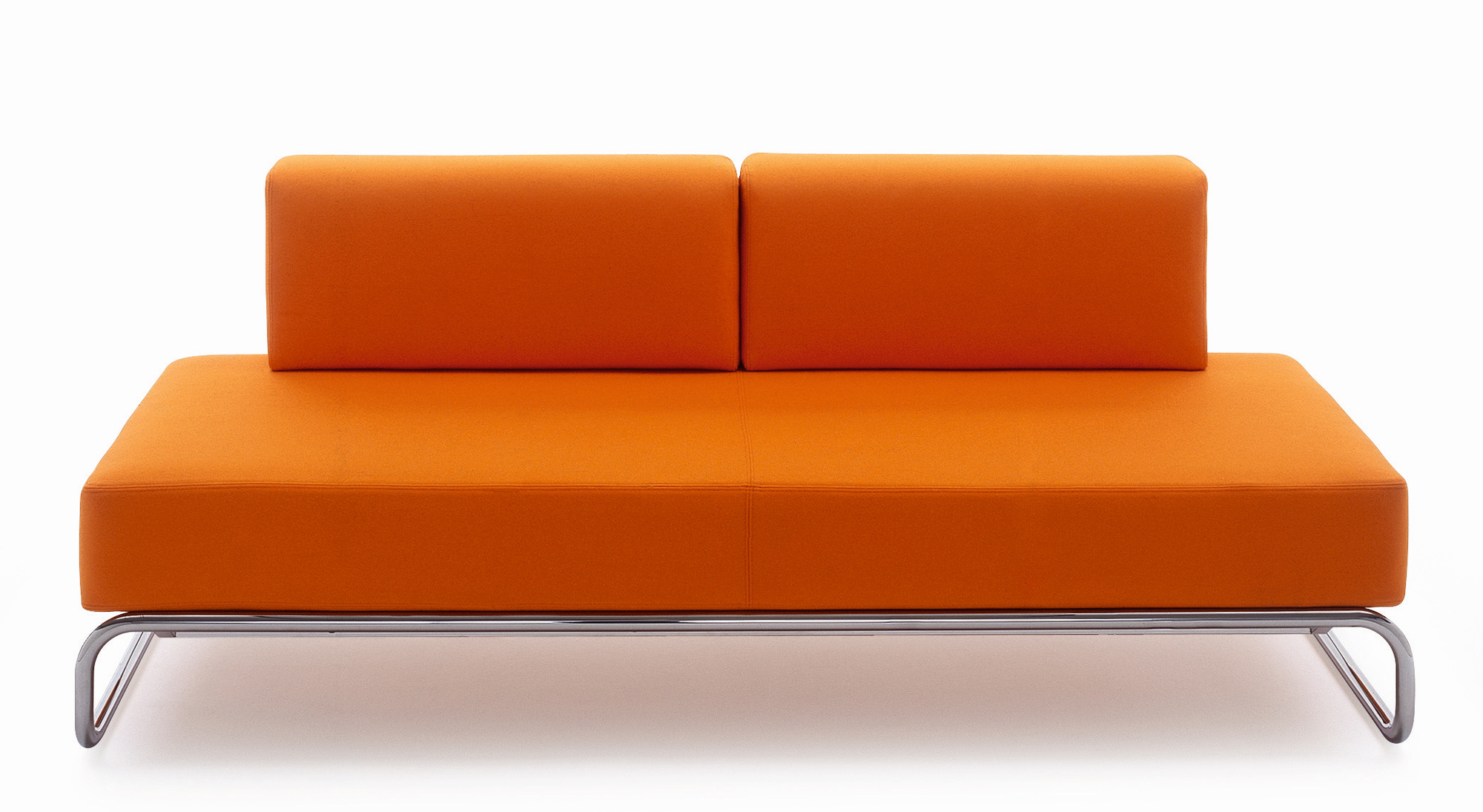 Oranges Thonet S 5200 Sofa mit hohem Polsterteil und Chromgestell, modernes Designmöbel für Wohnen und Büro.