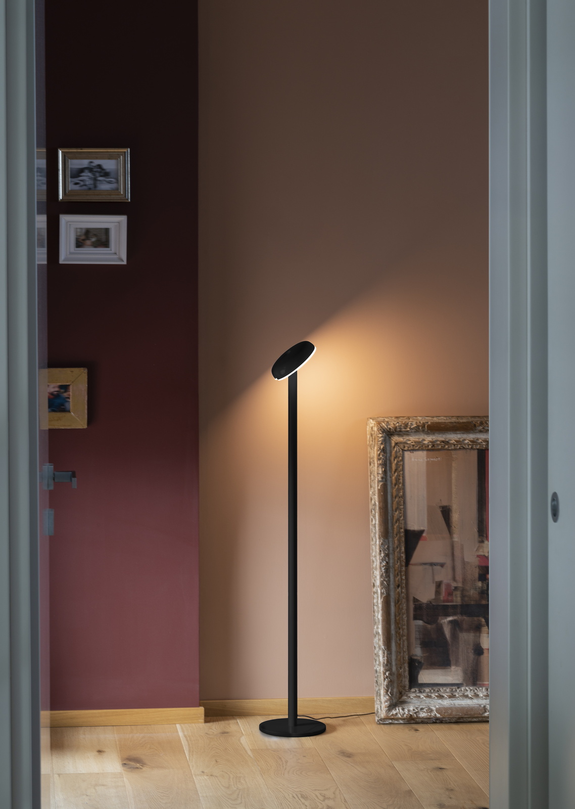 Schwarze Cabriolette Stehleuchte von Martinelli Luce im Raum, modernes Design, warmes Licht.