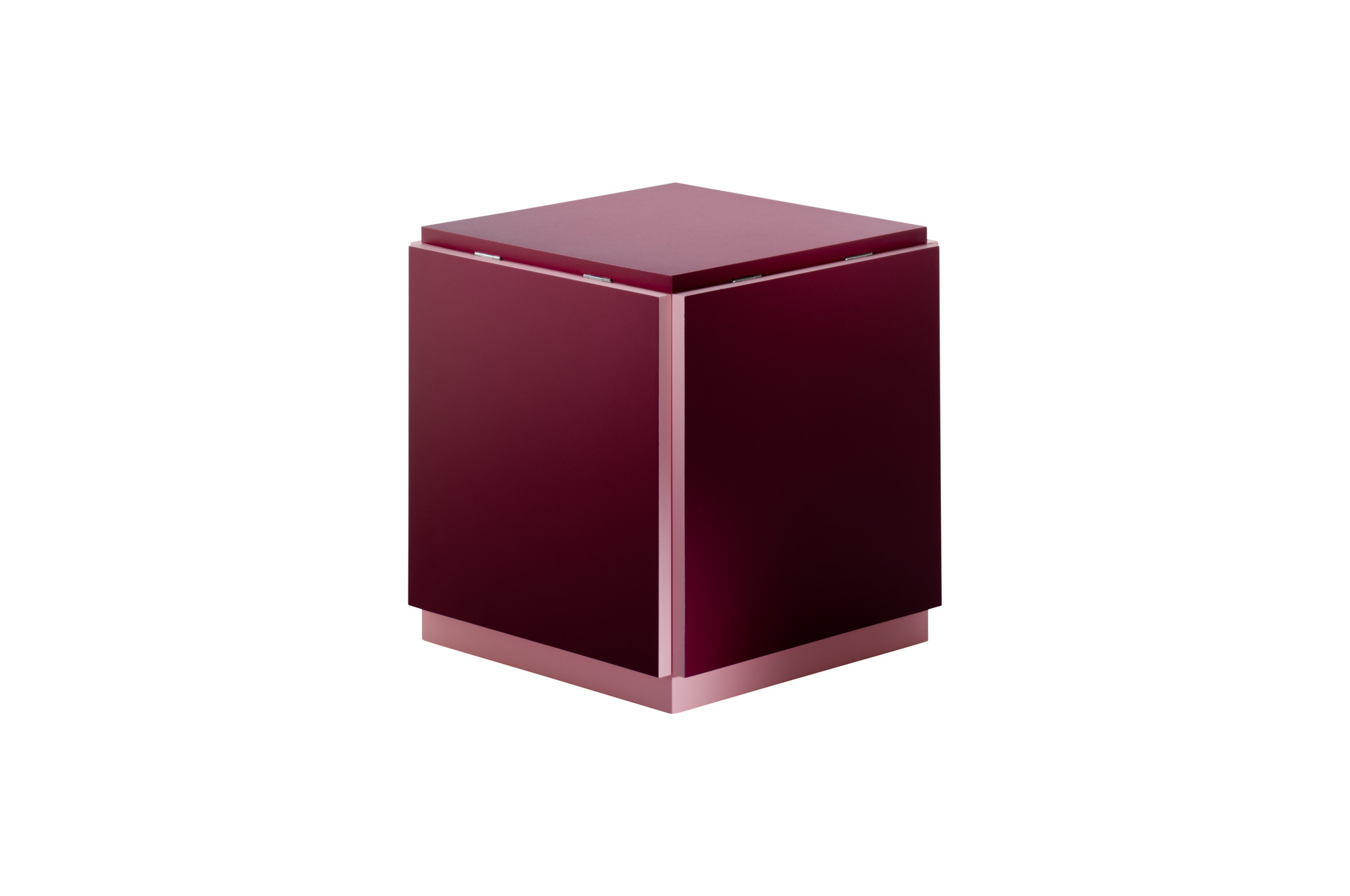 K10N Klapptisch von Tecta, Edition Bauhausnowhaus V2, geschlossen als Kubus in Bordeauxrot.