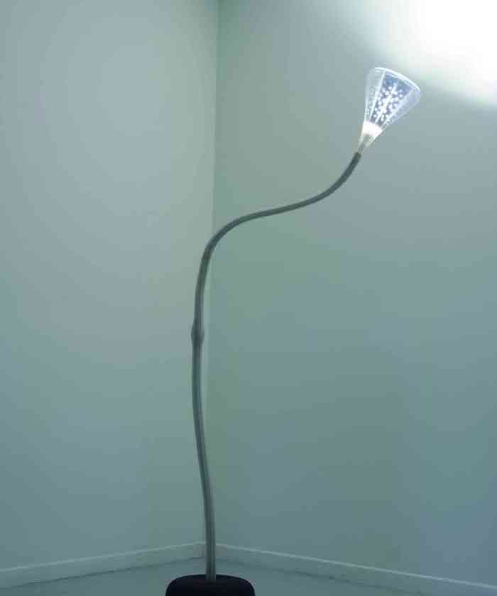 Pipe Terra Stehleuchte von Artemide: Moderne Stehlampe mit flexiblem Leuchtenarm und hellem Licht.