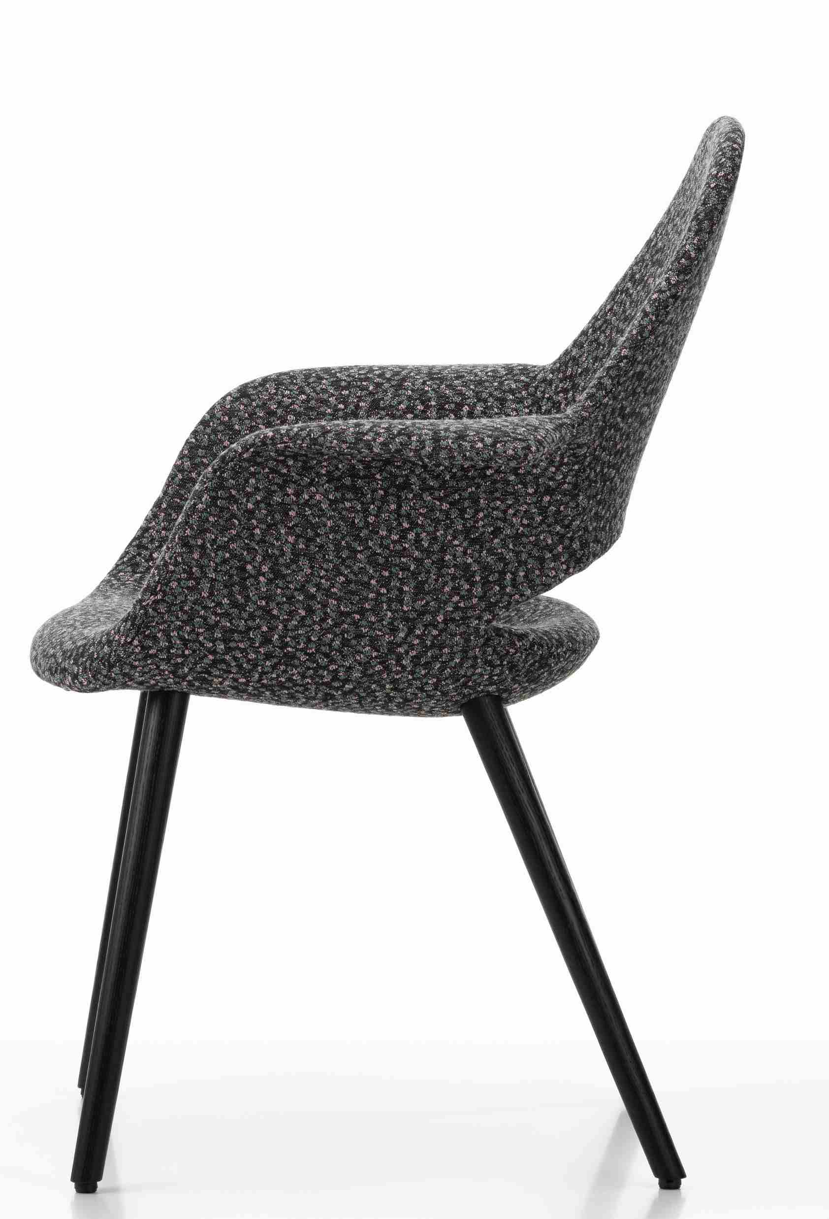 Vitra Organic Conference Stuhl mit Kvadrat Ria Stoff, Konferenzstuhl mit Armlehnen, seitliche Ansicht.