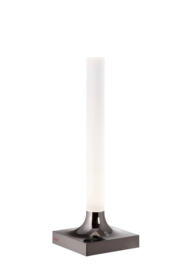 Goodnight Akkuleuchte von Kartell: Moderne Tischleuchte mit quadratischem Sockel und zylindrischem Leuchtkörper.