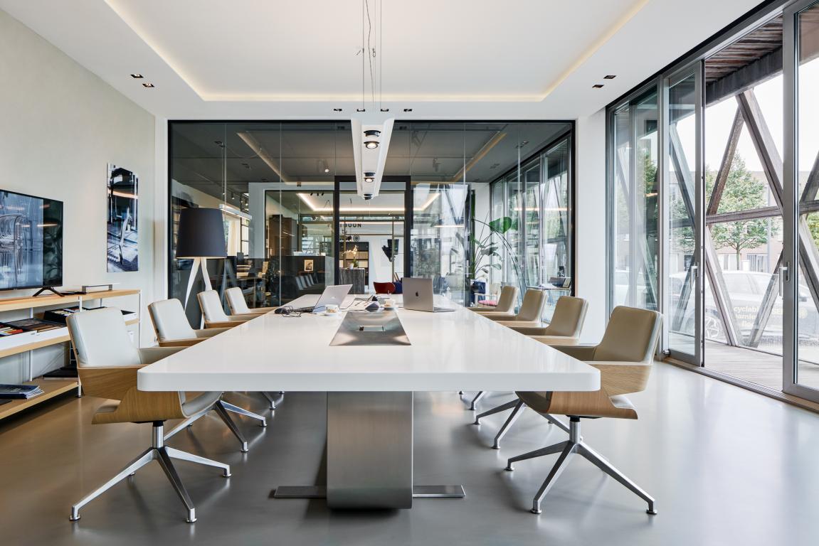 Konferenzraum mit weißem Tisch und mehreren S 847 D Drehsesseln von Thonet.