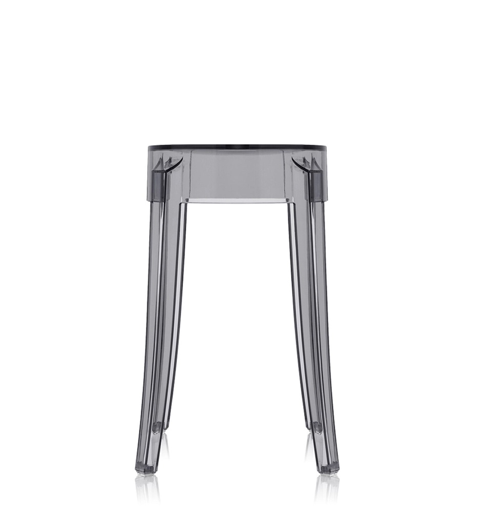 Grauer Kartell Hocker, Modell Charles Ghost, aus transparentem Kunststoff, modernes Möbeldesign.