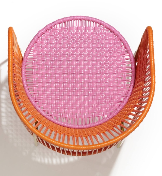 Detailansicht: Caribe Dining Chair, Outdoor Stuhl in Orange und Kaugummirosa, geflochtenes Design.