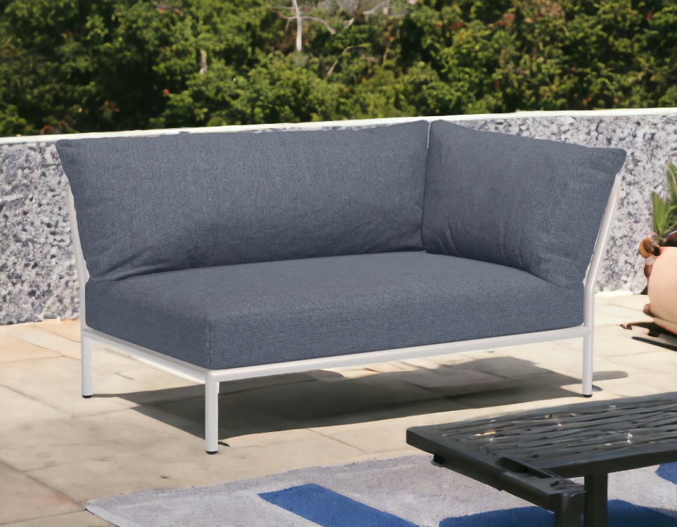 Houe Level 2 Outdoor Sofa mit grauem Bezug und weißem Rahmen für den Garten.