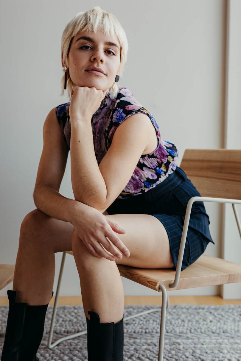 D:007 Loungechair Kohleschwarz von Fuchs & Habicht: Nahaufnahme einer Person, die auf dem Stuhl sitzt.