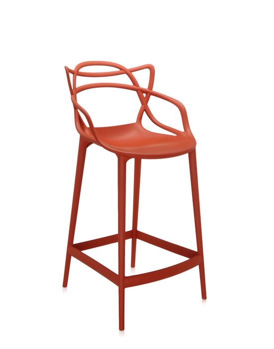 Roter Masters Barhocker von Kartell mit Armlehnen und einzigartigem Design.
