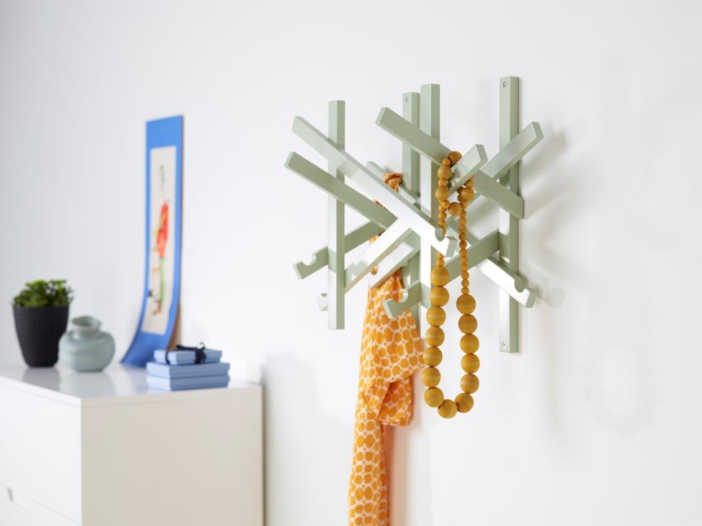 Grüne Nest Wandgarderobe von Karl Andersson & Soener mit Schal und Kette an der Wand.